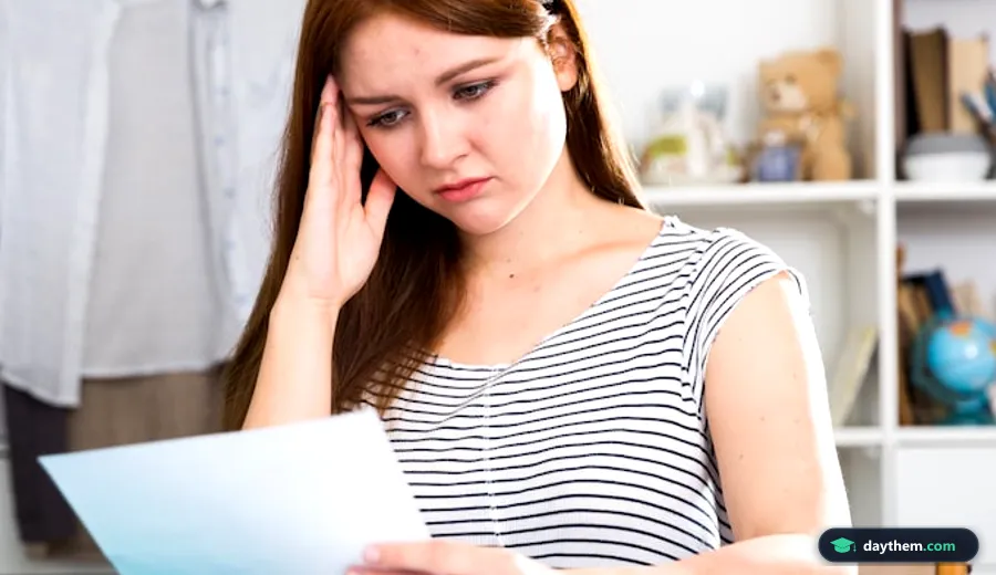 Học sinh nữ đang làm dự án học tập với biểu cảm căng thẳng và mệt mỏi vì áp lực.