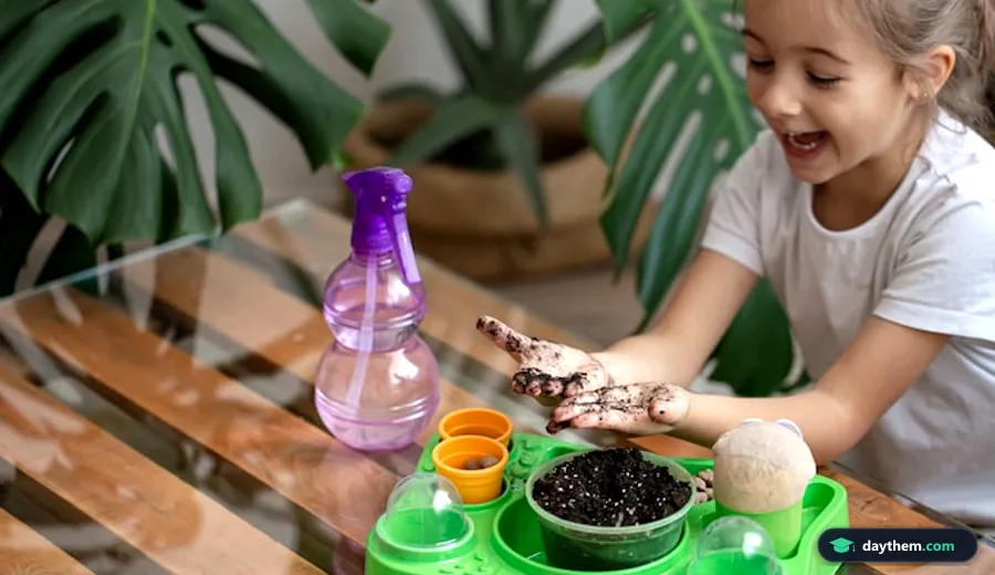 Bé gái đang dùng bình tưới nước chăm sóc cây trồng trong nhà