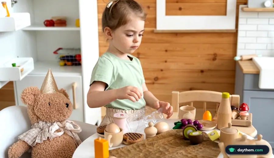 Trẻ nhỏ đang chơi đùa trong không gian phòng của mình với kệ đồ chơi thấp, khám phá giáo cụ Montessori cơ bản