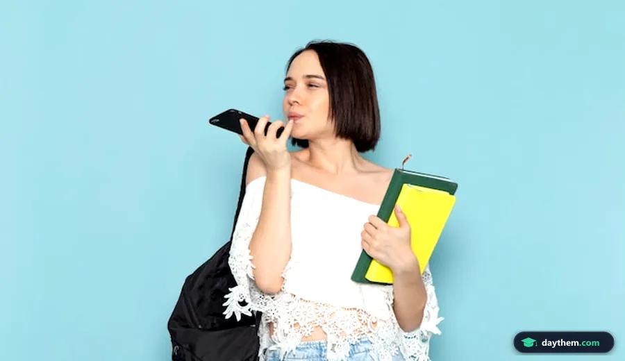 Nữ sinh cầm điện thoại và vở ghi chú trên nền xanh