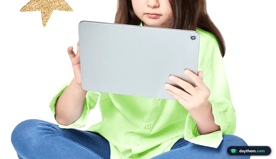 Bé gái đang sử dụng máy tính bảng trong studio với phông nền đơn sắc, trải nghiệm ứng dụng học tiếng Anh