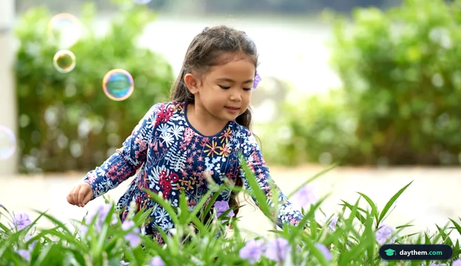 Trẻ em đang cúi xuống hái hoa và khám phá thực vật ngoài thiên nhiên