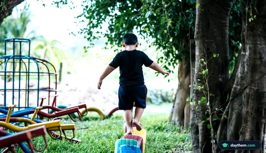 Trẻ em đang chạy nhảy và vận động qua các lốp xe trên sân chơi ngoài trời