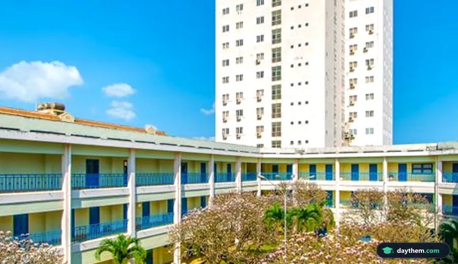 Khuôn viên trường học hiện đại với sân sinh hoạt chung và các dãy nhà học tại cơ sở Nguyễn Khuyến