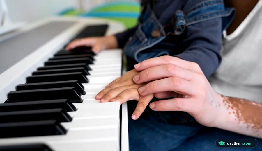 Giáo viên hướng dẫn tư thế đặt tay khi chơi đàn piano cho học viên