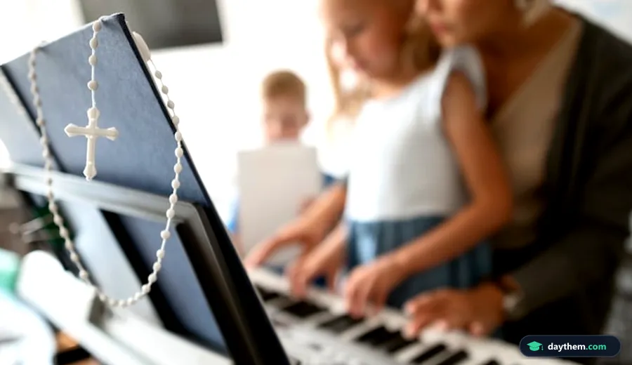 Giáo viên đàn piano đang hướng dẫn học viên nhỏ tuổi tại đàn piano upright