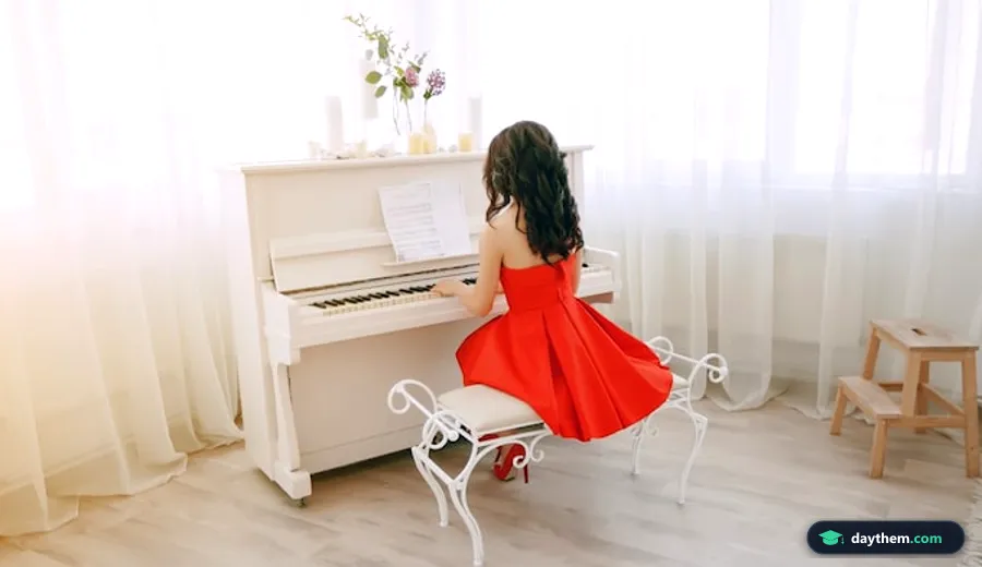 Học viên ngồi kiểm tra cơ sở vật chất và đàn piano cơ tại phòng học