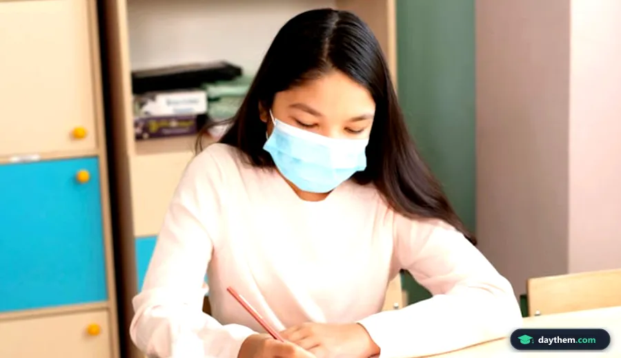 Học sinh lớp 9 tập trung ngồi học với vở ghi và tra cứu từ điển trên bàn để xây dựng nền tảng từ vựng và ngữ pháp tiếng Anh.