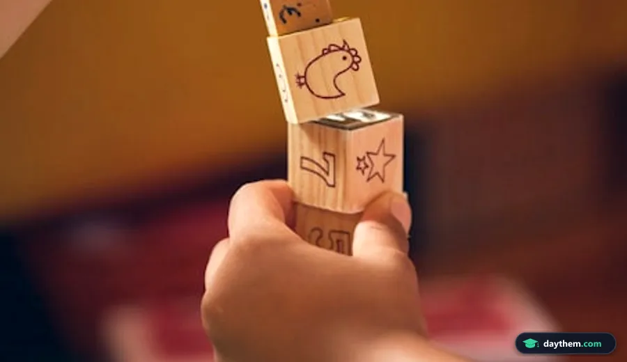 Trẻ nhỏ và người lớn đang chơi đùa cùng các khối chữ cái và số bằng gỗ trên sàn nhà
