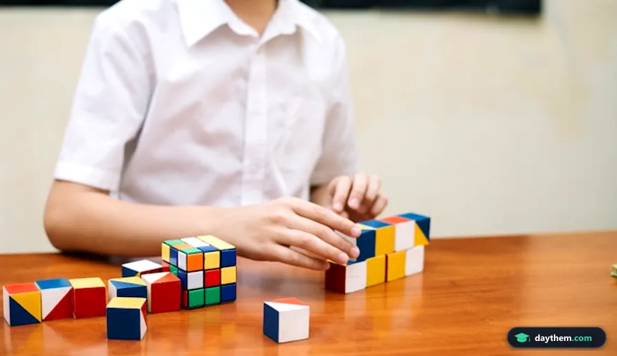 Bé trai đang chăm chú chơi xếp hình puzzle trên bàn