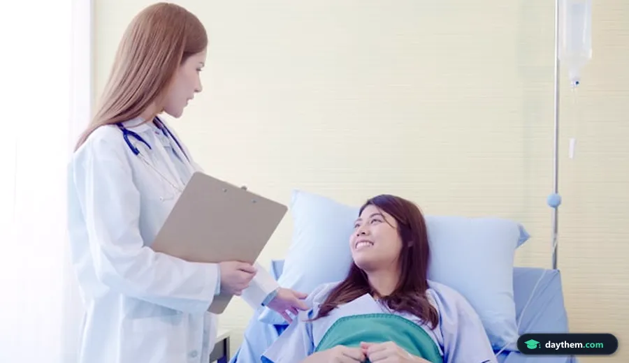 Nữ bác sĩ trao đổi tài liệu khám chữa bệnh cùng bệnh nhân trong không gian phòng khám