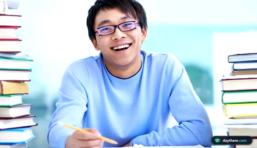 Học viên ngồi tại bàn học với sách giáo khoa và vở ghi mở sẵn trong khóa học tiếng Đức tập trung