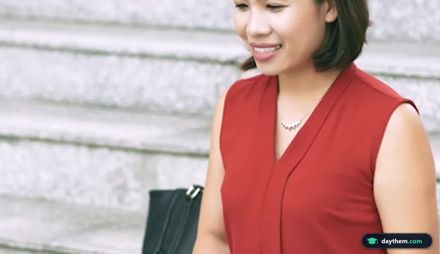 Nữ sinh viên sử dụng máy tính xách tay tra cứu thông tin tuyển sinh và điểm chuẩn đại học.