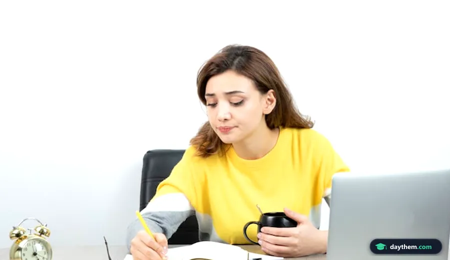 Nhân viên văn phòng ngồi bàn làm việc ghi chép thông tin tài chính và chi phí ôn thi
