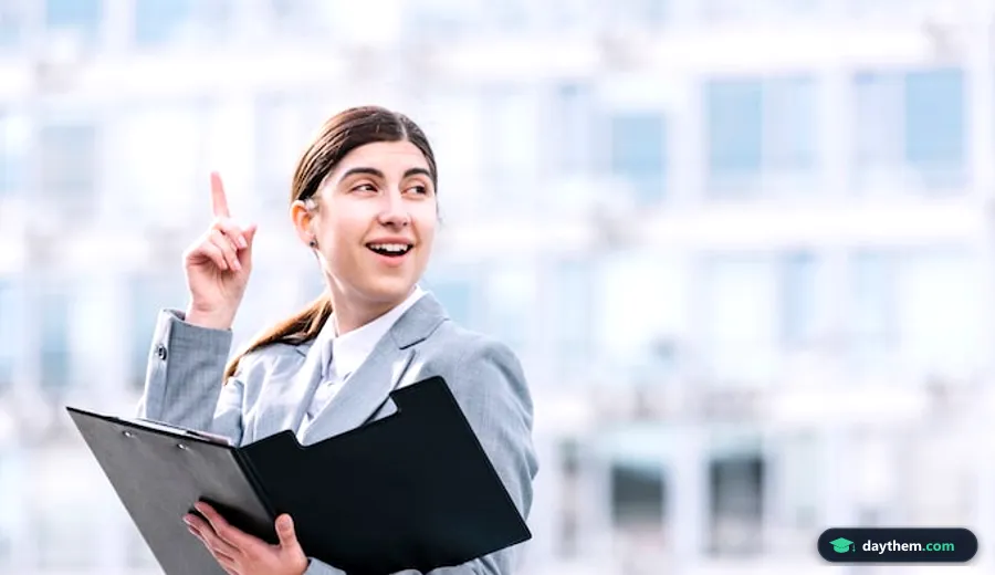 Nữ doanh nhân hiện đại đang cầm bảng kẹp tài liệu ngoài trời.