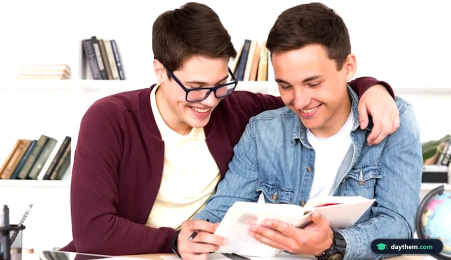 Học viên ngồi cùng nhau tại bàn và đọc sách
