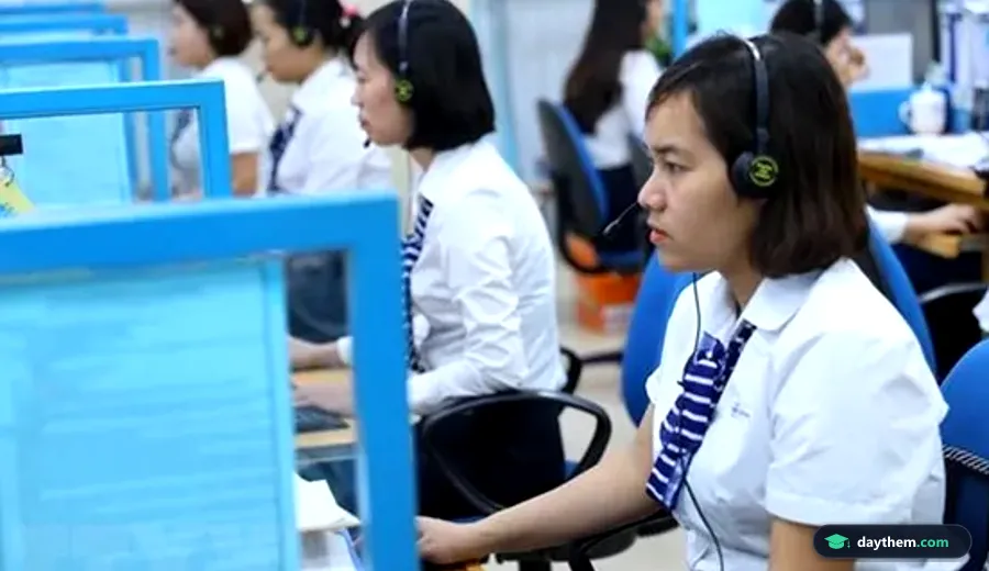 Thí sinh sử dụng điện thoại thông minh tương tác với ứng dụng định danh số trong quá trình xác nhận nhập học trực tuyến.