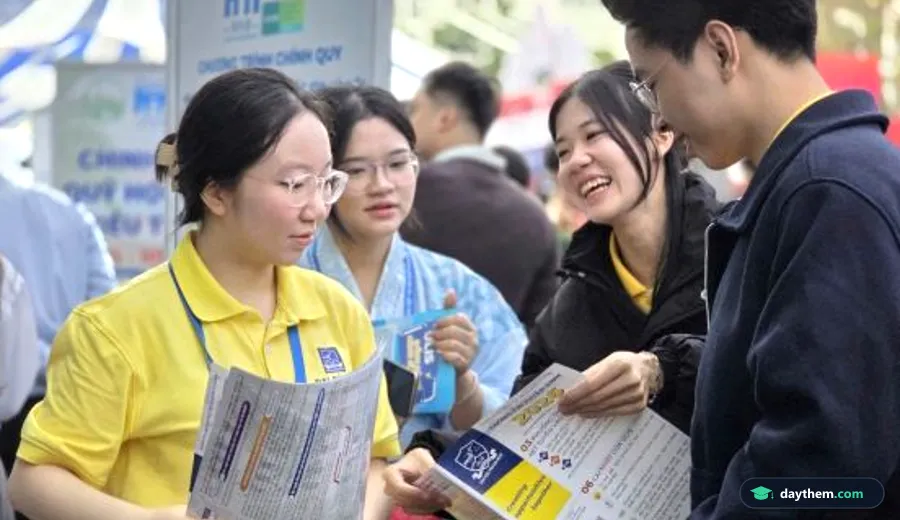 Giảng viên đang tư vấn tuyển sinh cho học sinh tại bàn tư vấn của Trường Cao đẳng Nghề Gia Lai