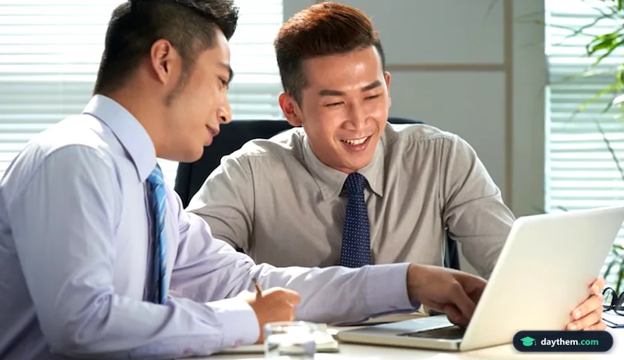 Đồng nghiệp đang tiến hành cuộc họp bàn công việc thảo luận bằng tiếng Anh